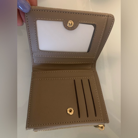 Wallets - Picture 5 of 9